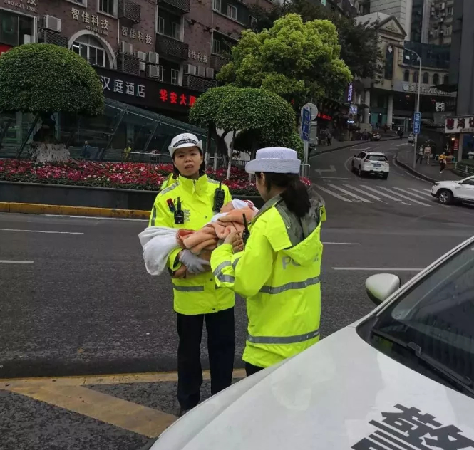 女警抱着婴儿指挥交通？网友却纷纷点赞：让人安心！