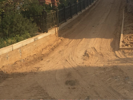 【啄木鸟在行动】开拓路南头路面积尘严重 存在扬尘隐患