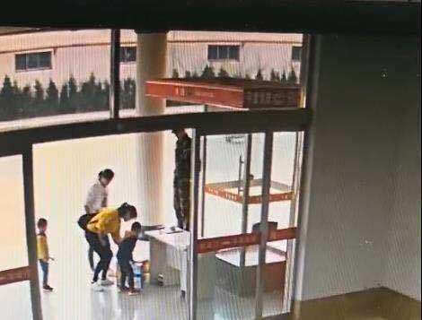 青岛萌娃给消防送奥特曼：叔叔，你们就是这样的英雄