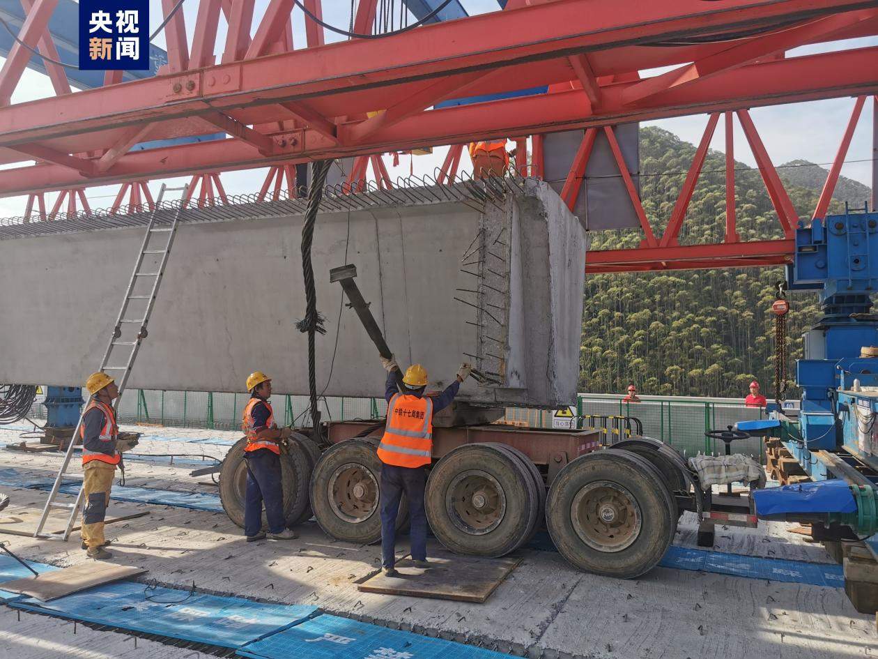 南玉珠高速公路八角垌特大桥顺利贯通