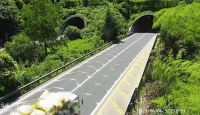 车辆突然着火,司机不但没停还加速狂奔……