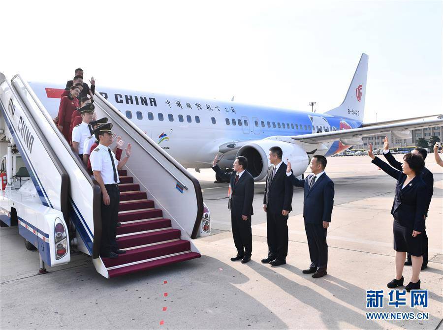 首架北京冬奥主题彩绘飞机“冬奥冰雪号”亮相