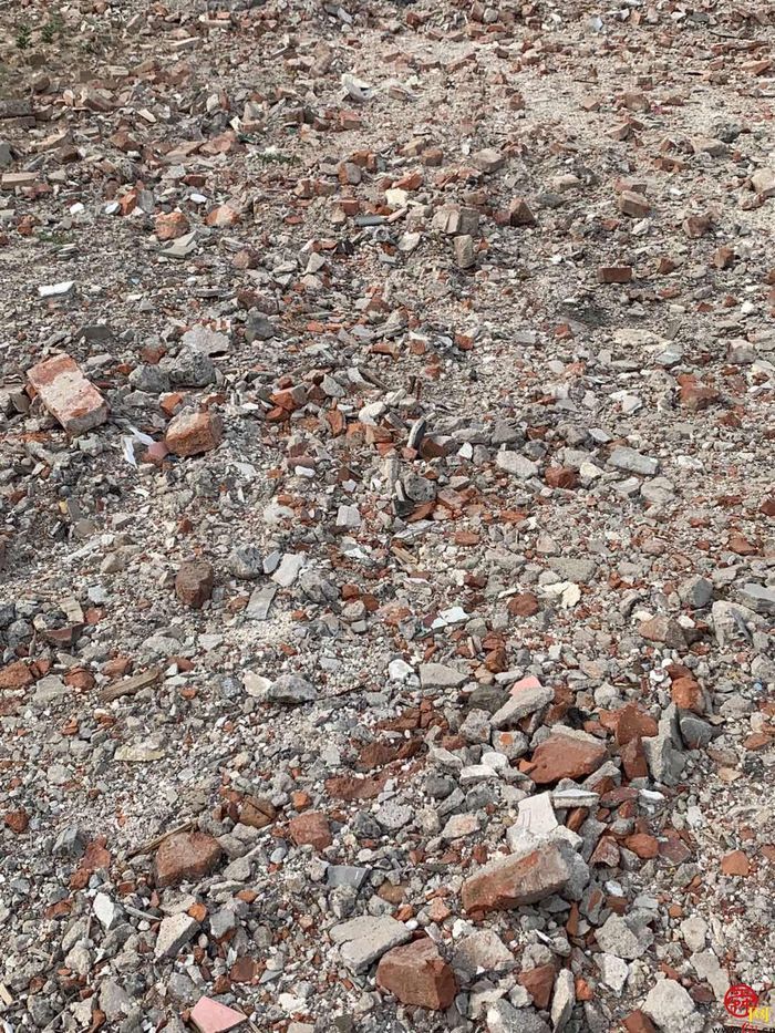 【啄木鸟在行动】章丘区金都宾馆附近建筑垃圾未覆盖