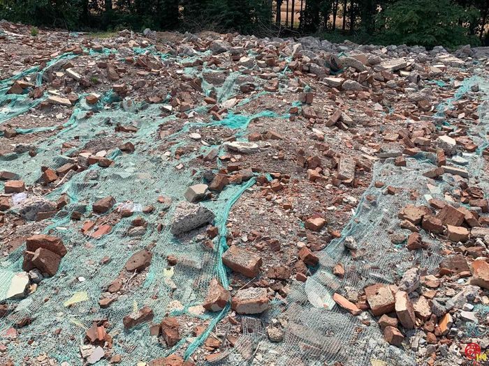 【啄木鸟在行动】枣园街道办事处西类小学附近建筑垃圾覆盖不全