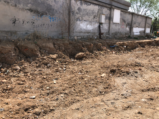 【啄木鸟在行动】历城区郭董路东侧大面积渣土及生活垃圾露天堆放