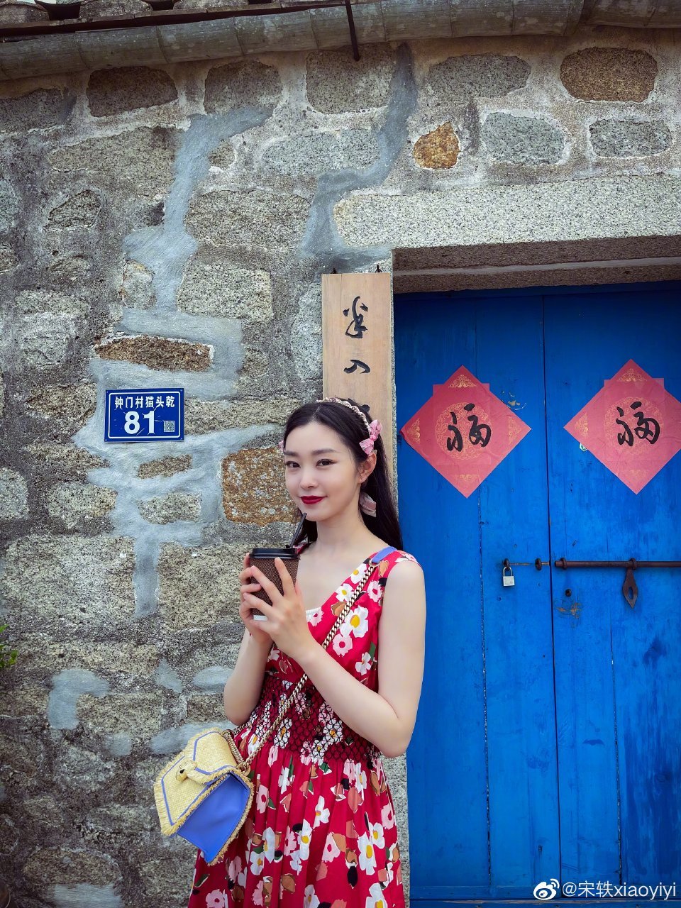 宋轶穿碎花红裙拍海岛大片 明艳可人清新甜美