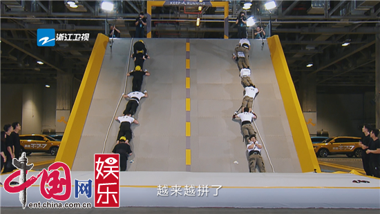 朱亚文“脚抽筋”《奔跑吧》“猫鼠游戏”全面升级！