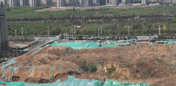 【啄木鸟在行动】历城区世纪大道与唐冶西路交叉口附近渣土裸露