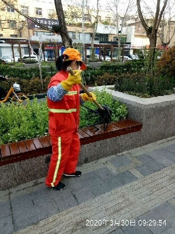 “城市家具”焕然一新！济南城管全力推进一体化综合保洁成效显著名