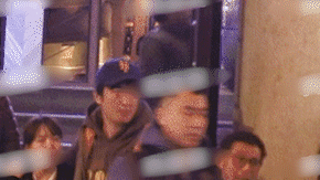 王思聪被“限制消费”后，搂美女吃高级餐厅，坐豪车一起回家