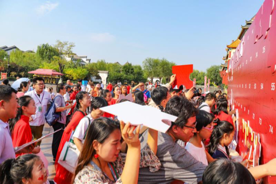 【晒晒美好山东】万人向祖国表白！方特东方神画国庆“引燃”游客中国心
