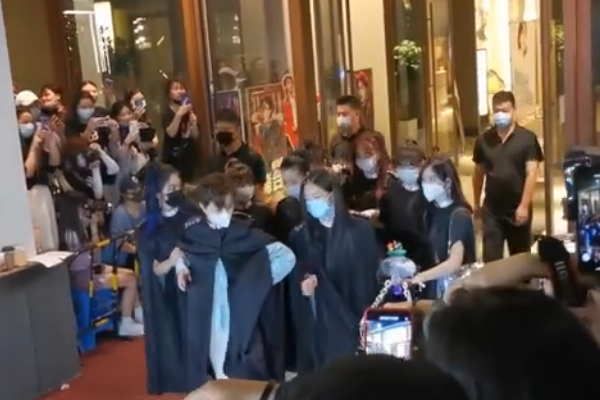 回应|画风突变！火箭少女护送Yamy，粉丝高喊团魂炸裂，评论区却亮了