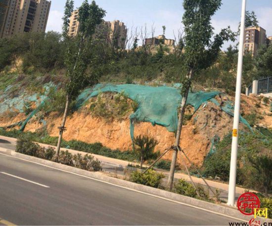 【啄木鸟在行动】济南市槐荫区白马山东路中段西侧渣土裸露防尘网覆盖不全