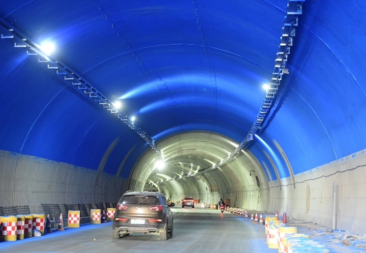 开元隧道北洞顶部喷涂蓝色背景，将打造“浩瀚星空”