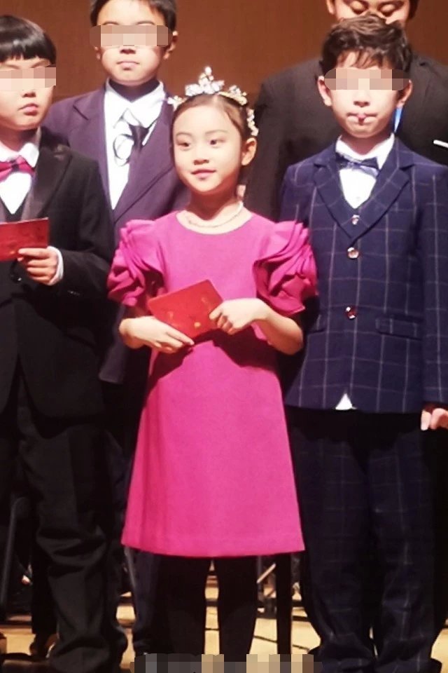 别人家的孩子！7岁甜馨登台弹钢琴合唱，李小璐连晒三段视频难掩骄傲