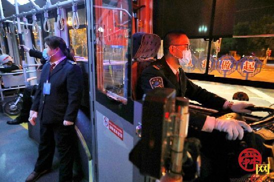 零点公交司机：日复一日 守望城市夜归人