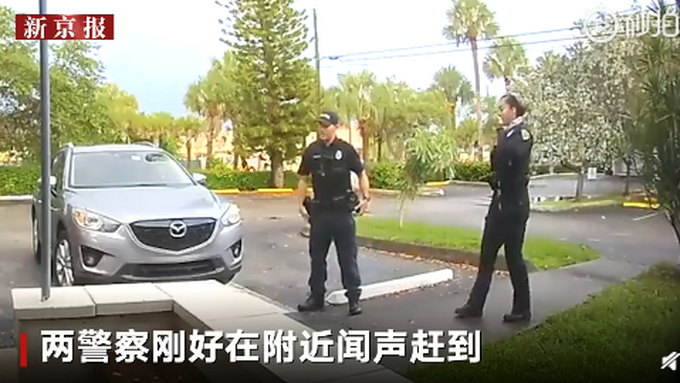 美国孕妇在医院停车场站着产子，宝宝滑落瞬间，被助产士一把接住