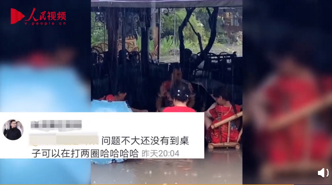 成都4位大妈暴雨积水中打麻将，网友：乘风破浪搓麻将