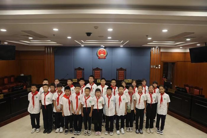 我是“小法官”!纬二路学子走进济南中院