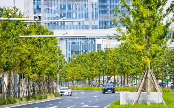 济南中央商务区南北核心路展露新容 取消道路临时停车位