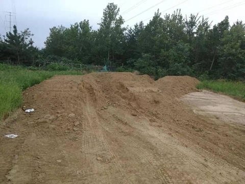 【啄木鸟在行动】长清区石麟小学附近现渣土山