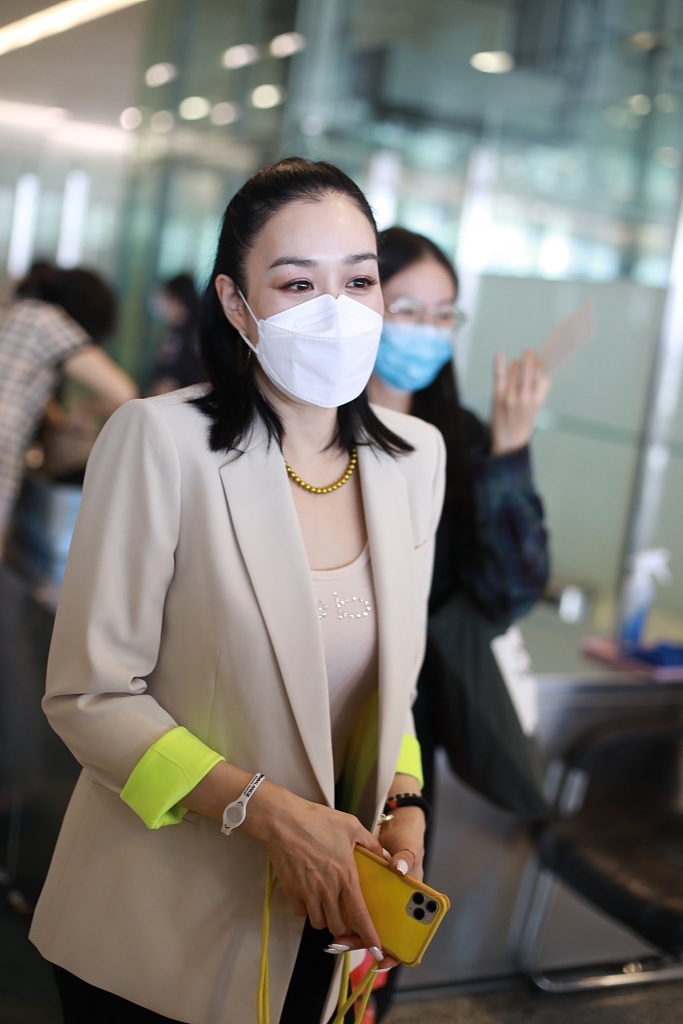 魔性十足!钟丽缇机场教大叔跳无价之姐 这舞蹈太上头了