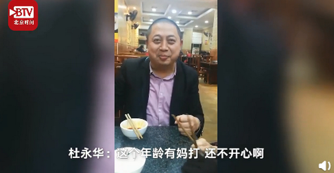 暖暖的！儿子被86岁母亲拍打，却笑着说:45岁能被妈妈打是很幸福的