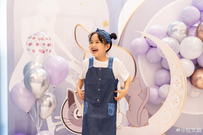 包贝尔包文婧为女儿庆生 包饺子长大不少鬼马可爱