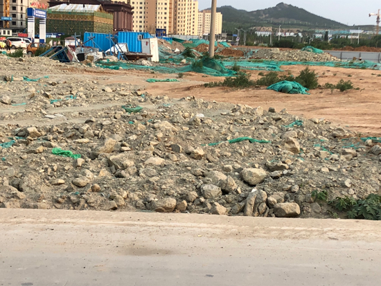 【啄木鸟在行动】历城区武家庄村附近大片渣土裸露，存在扬尘隐患