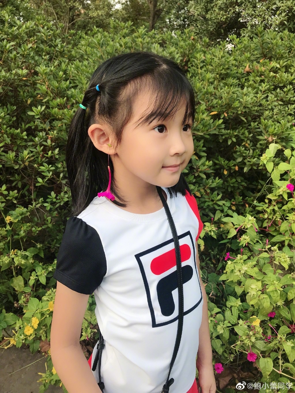 陆毅妻女游动物园 贝儿戴鲜花耳坠与妹妹合影乖巧十足