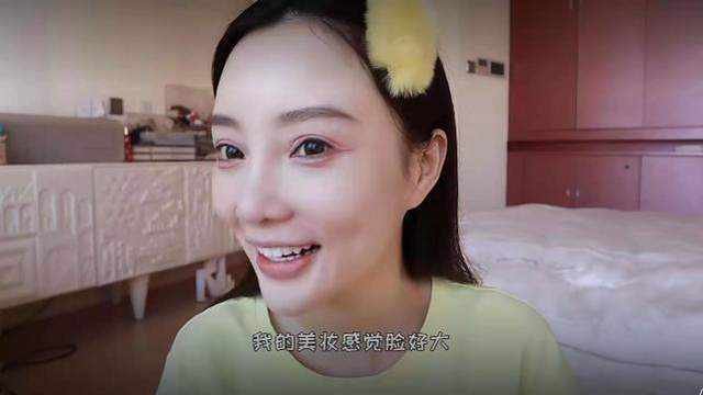 李小璐带女儿学滑板为8岁甜馨扎脏辫嘻哈风十足