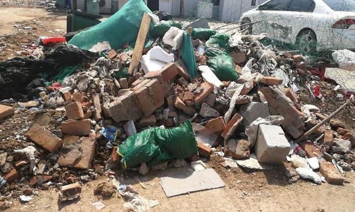 【啄木鸟在行动】槐荫区匡山立交西南角停车场院内垃圾随意堆放