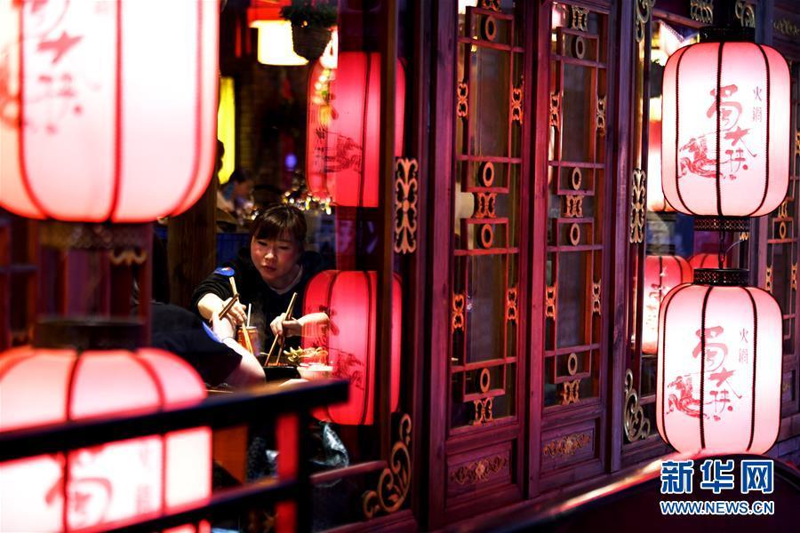 中国夜间经济地图又“亮起来”