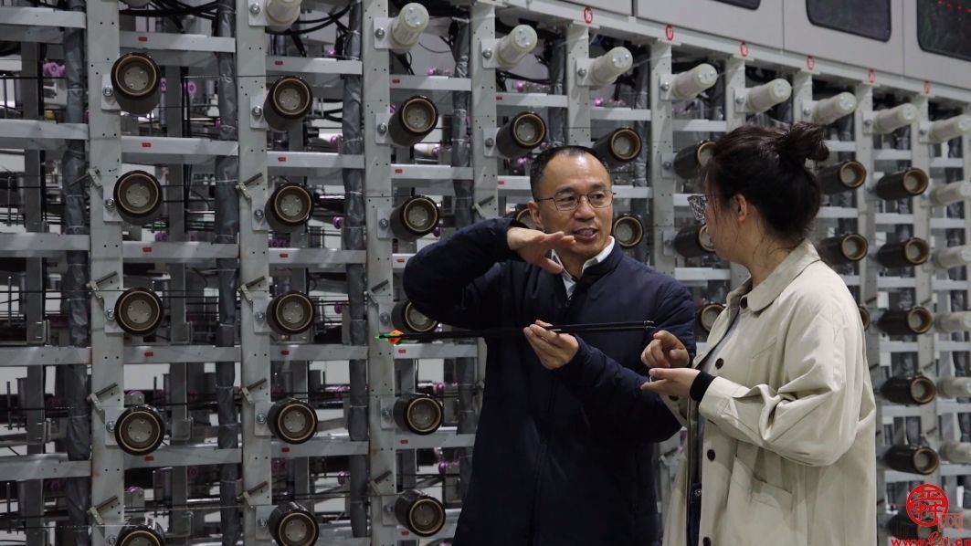 专精特新看中国｜“会学习”的机器人上岗智能工厂，让碳纤维箭杆误差控制在微米