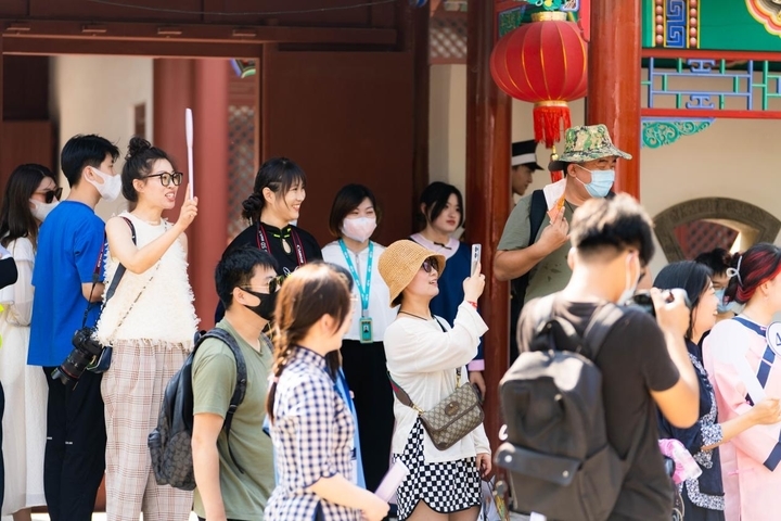 探秘一周年，华谊兄弟(济南)电影小镇千人实景剧本杀重磅上新！