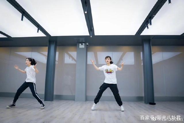 孙俪拉妹妹跳舞庆祝她高考结束 网友：蹲一个舞蹈视频