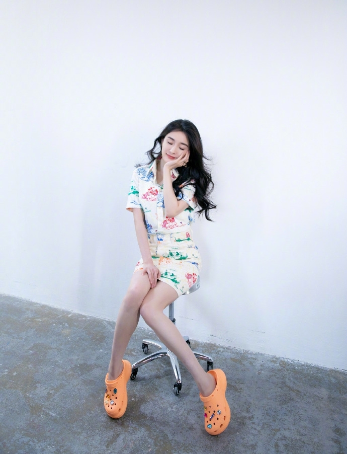 李佳琦道歉! 杨幂李佳琦直播 李佳琦紧张开黄腔怎么回事说了什么?