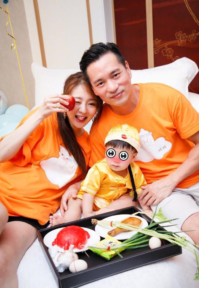 安以轩儿子翻越床板超惊险，小小年纪身手不错化险为夷