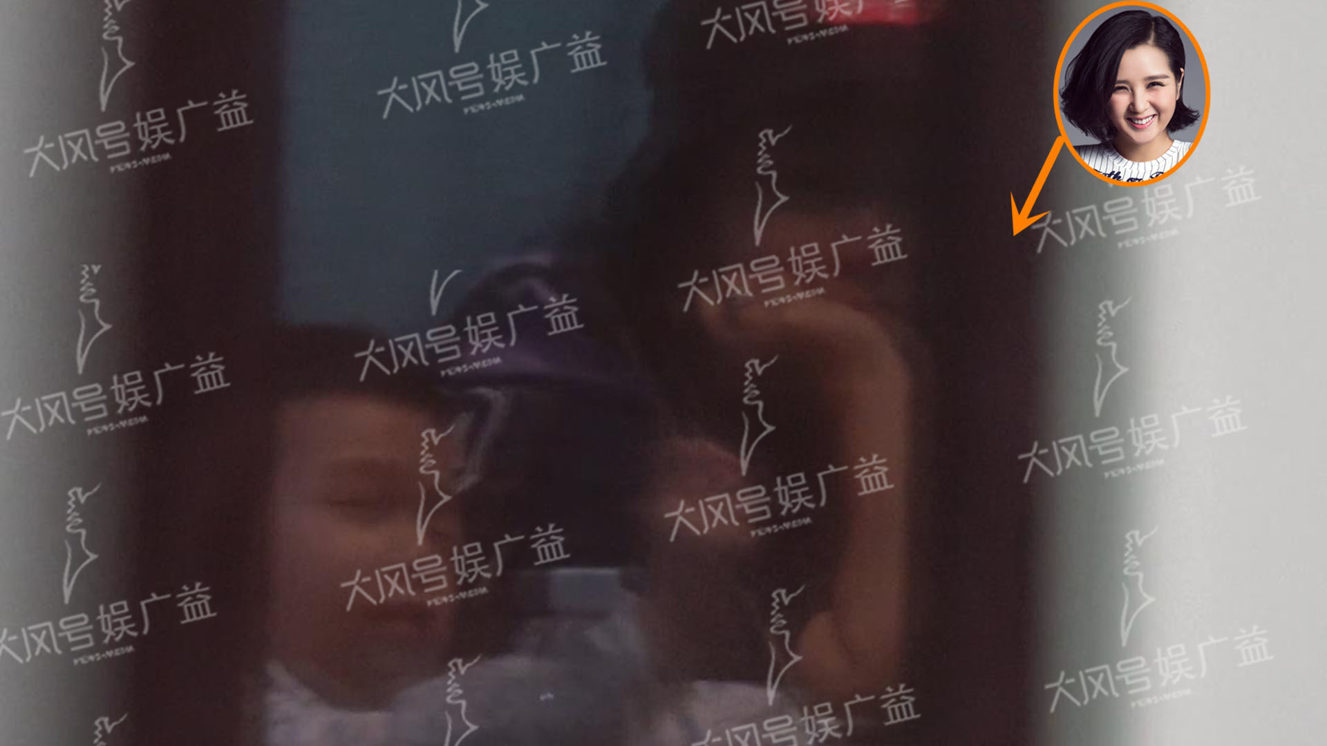 何洁产后忙工作赚钱    带儿吃饭心不在焉表情超敷衍