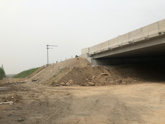 【啄木鸟在行动】青银高速与潘王路交汇处尘土飞扬  沙土裸露