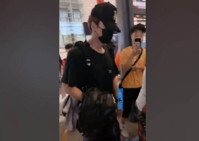 林志玲宣布结婚后 旧爱言承旭现身机场,一个人尽显落寞