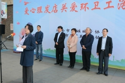 关爱环卫工人在行动  济南爱心美发厅“上线”