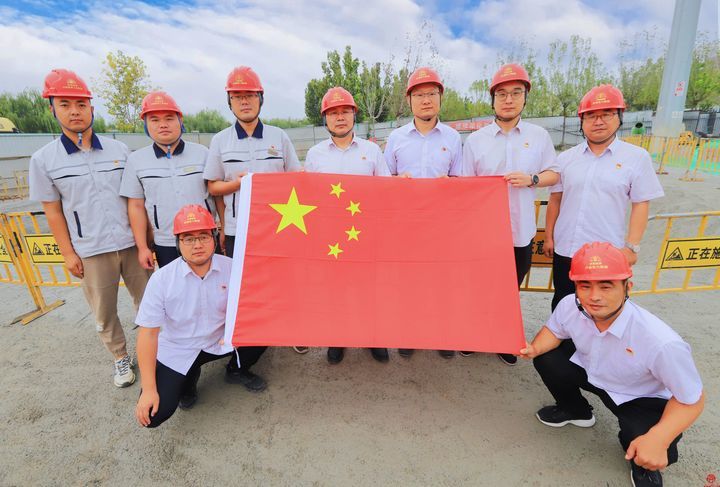 我与国旗合张影”能源ok138cn太阳集团人定格最美“中国红” 传递浓浓爱国情