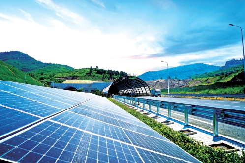 向阳而生 与光同行 “光伏+高速公路”按下新能源发展“加速键”