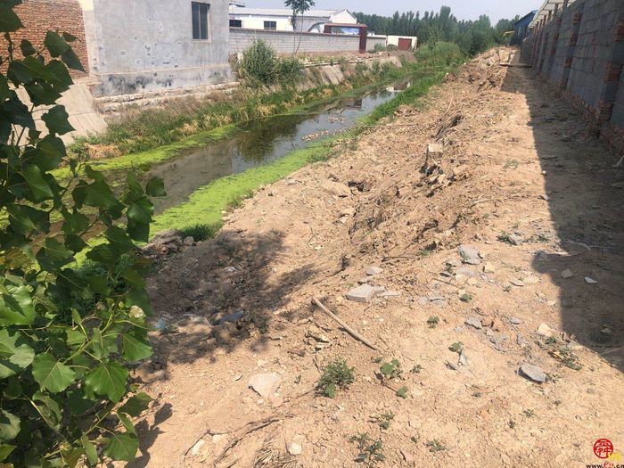 【啄木鸟行动】槐荫区盛鹏数控机械公司附近大片渣土垃圾裸露