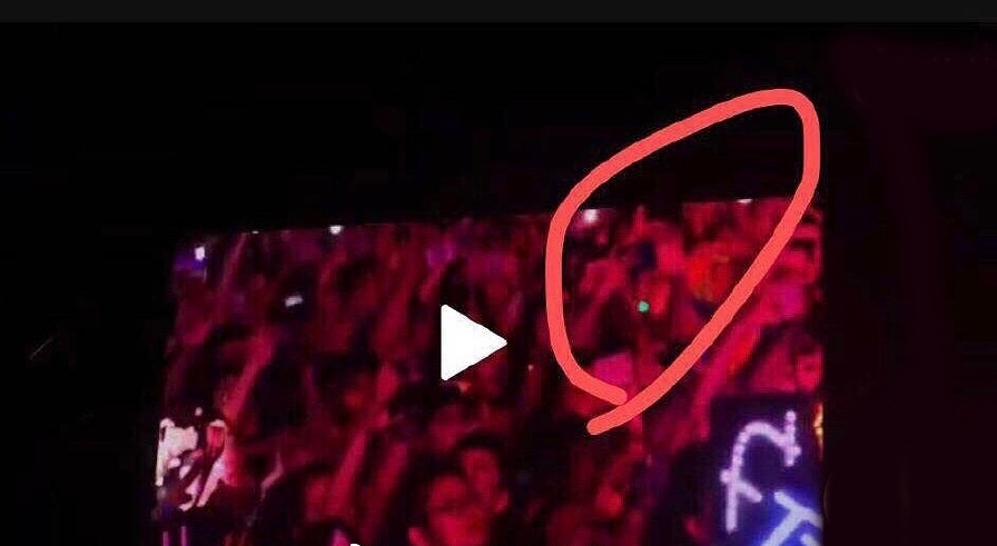 蔡依林表演期间被激光笔照射 闭眼敬业完成演出