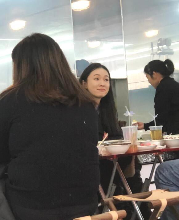 太接地气了！杜江霍思燕夫妇低调现身网红面馆排队就餐