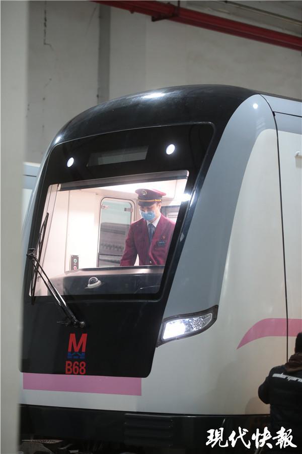 武汉地铁归来！90后司机见证昔日末班车今日首班车