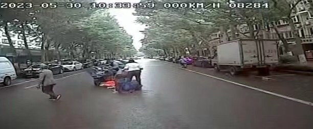 市民骑车摔倒  济南公交司机果断停车帮扶