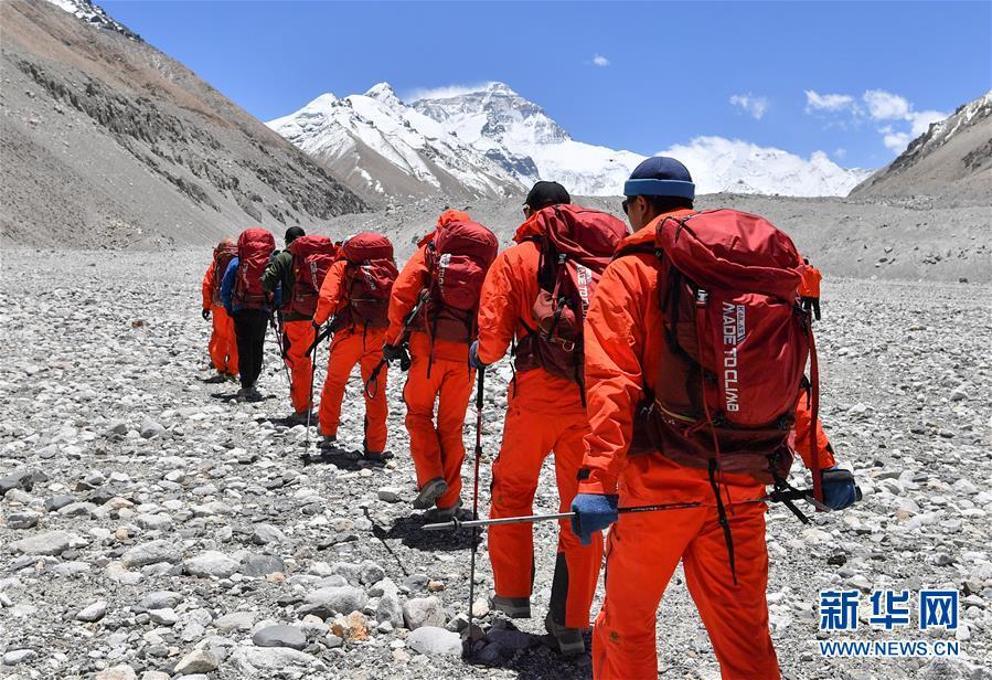 2020珠峰高程测量登山队再次向珠峰发起挑战